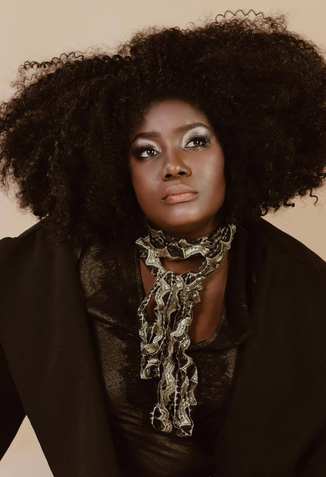 Yama Laurent, portrait en manteau noir et jabot doré