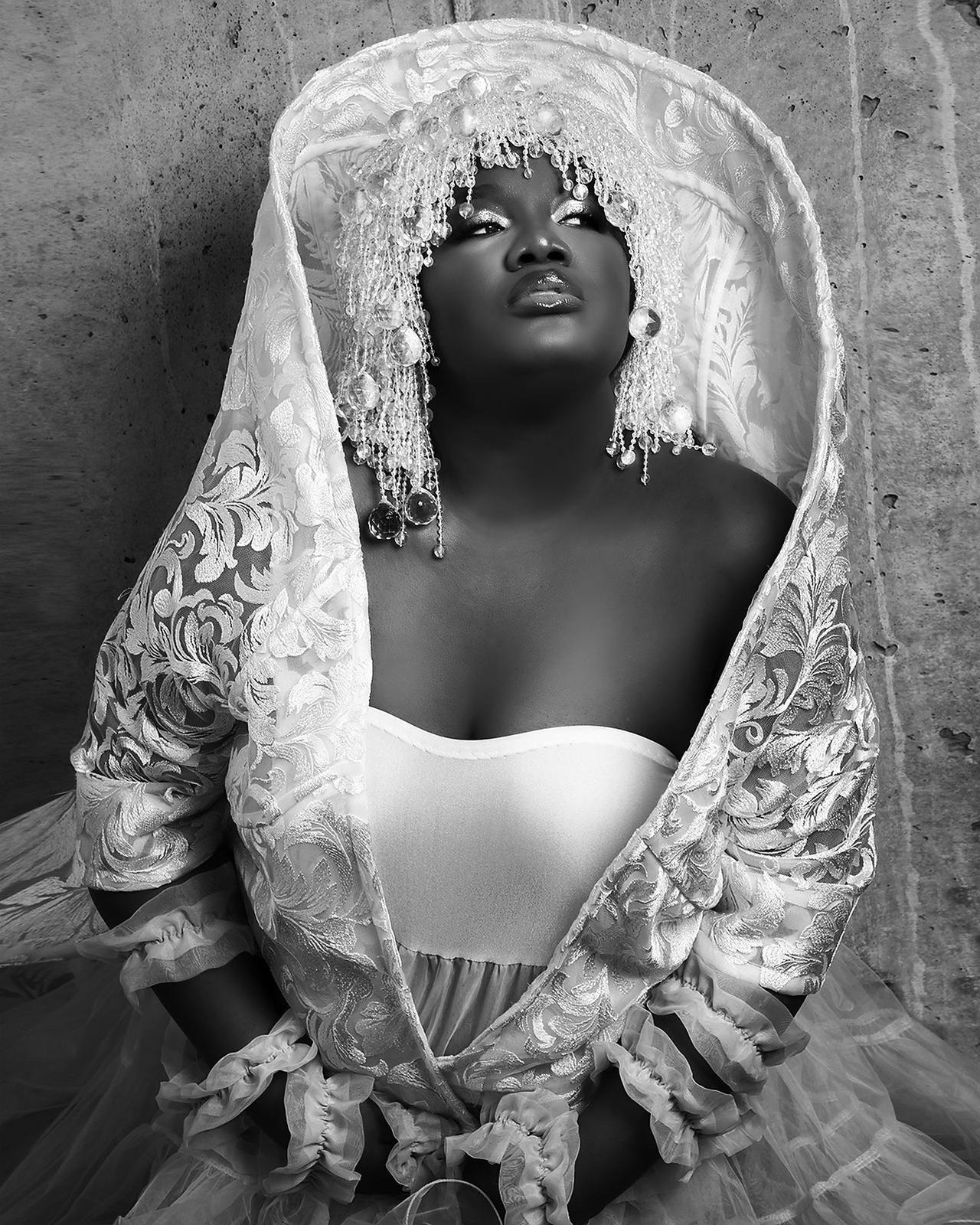 Yama Laurent, portrait au voile de dentelle