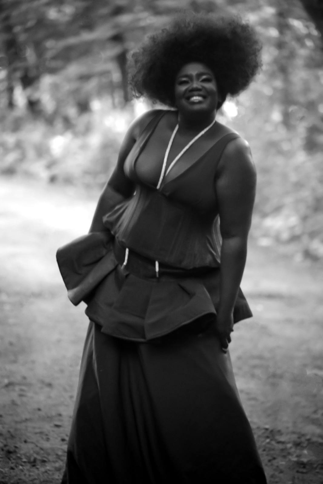 Yama Laurent, portrait en extérieur, noir et blanc