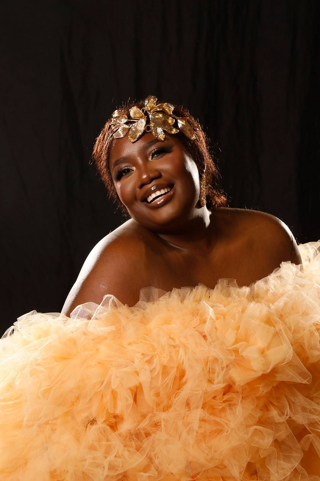 Yama Laurent en tulle orange, séance studio