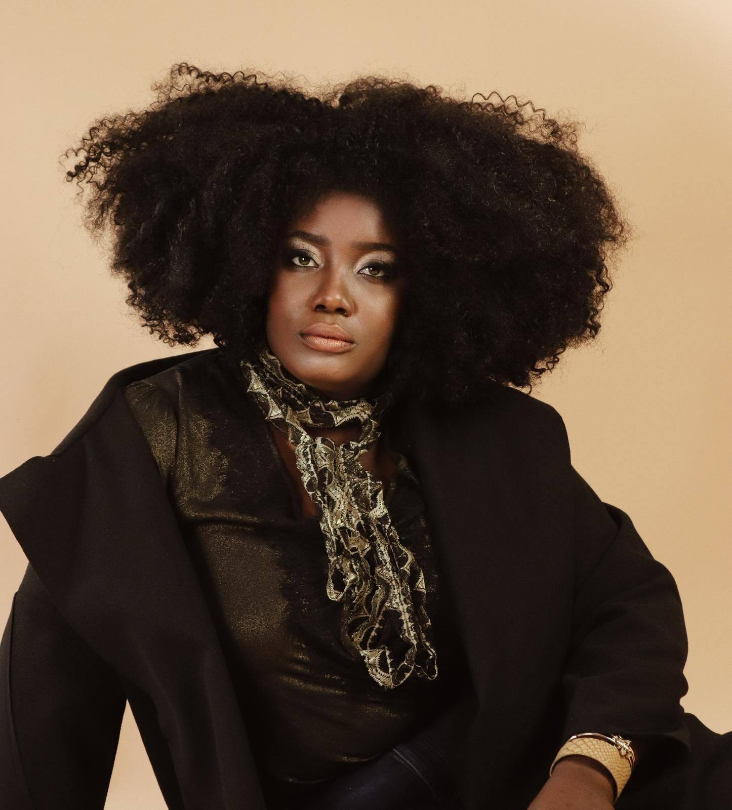Yama Laurent, portrait en manteau noir et corsage doré